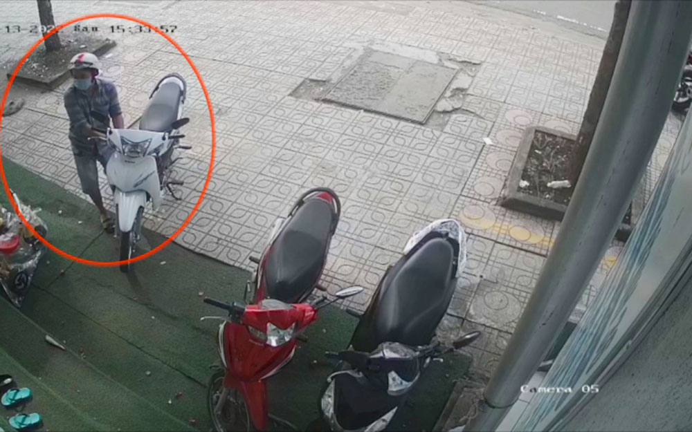 Đối tượng bẻ khoá lấy trộm xe tại một cửa hàng không có bảo vệ Doi-tuong-be-khoa-lay-trom-xe