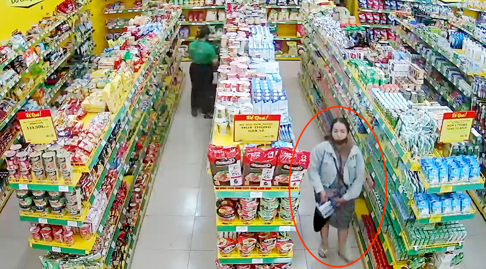 Hình ảnh camera ghi nhận đối tượng thực hiện trộm cắp tại cửa hàng Bách hoá xanh. doi-tuong-trom-cap-tai-cua-hang-bach-hoa-xanh