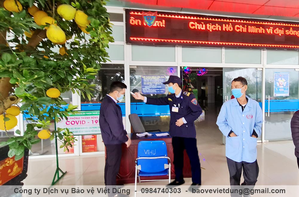 nhan-vien-bao-ve-phong-kham-ho-tro-do-nhiet-do