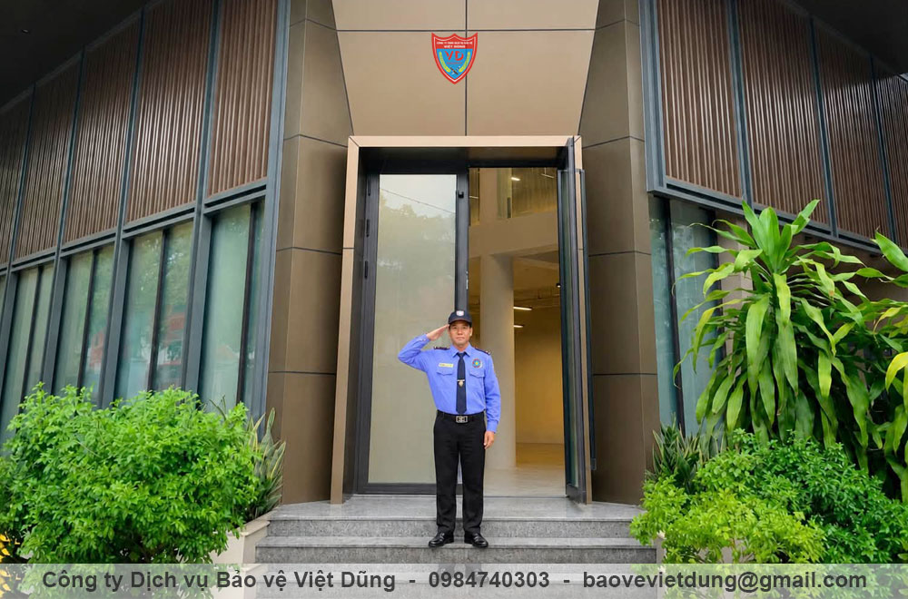 Nhân viên bảo vệ thực hiện động tác chào nhan-vien-bao-ve-thuc-hien-dong-tac-chao