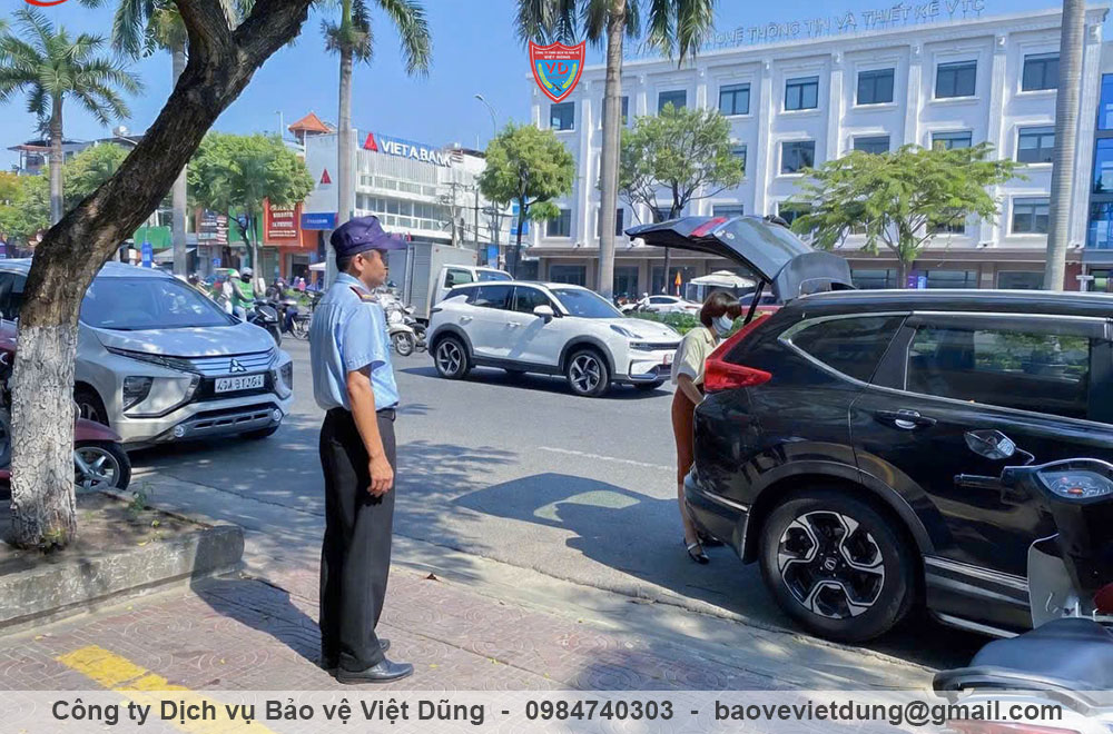 Nhan-vien-bao-ve-cua-hang
