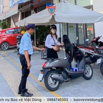 Nhan-vien-bao-ve-ho-tro-trong-xe-cho-khach