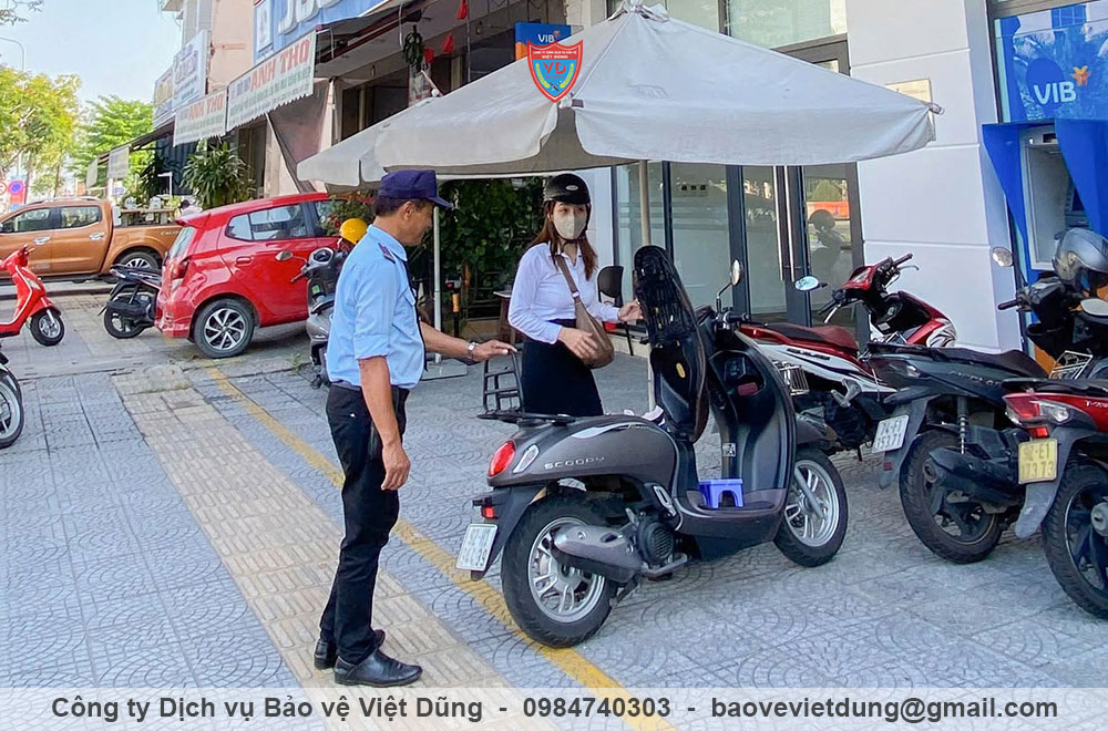 Nhan-vien-bao-ve-ho-tro-trong-xe-cho-khach